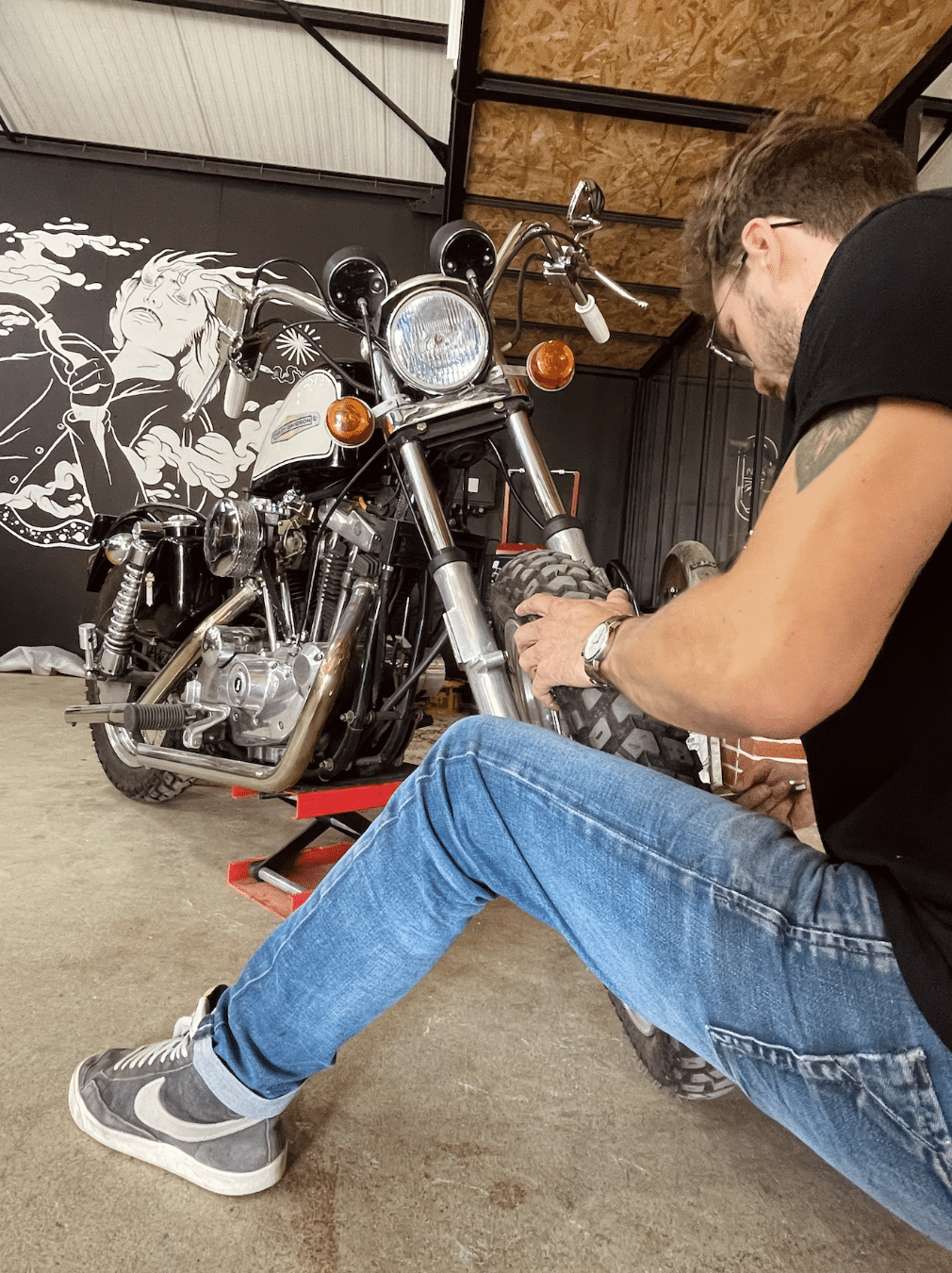 Mécanicien qui répare une moto