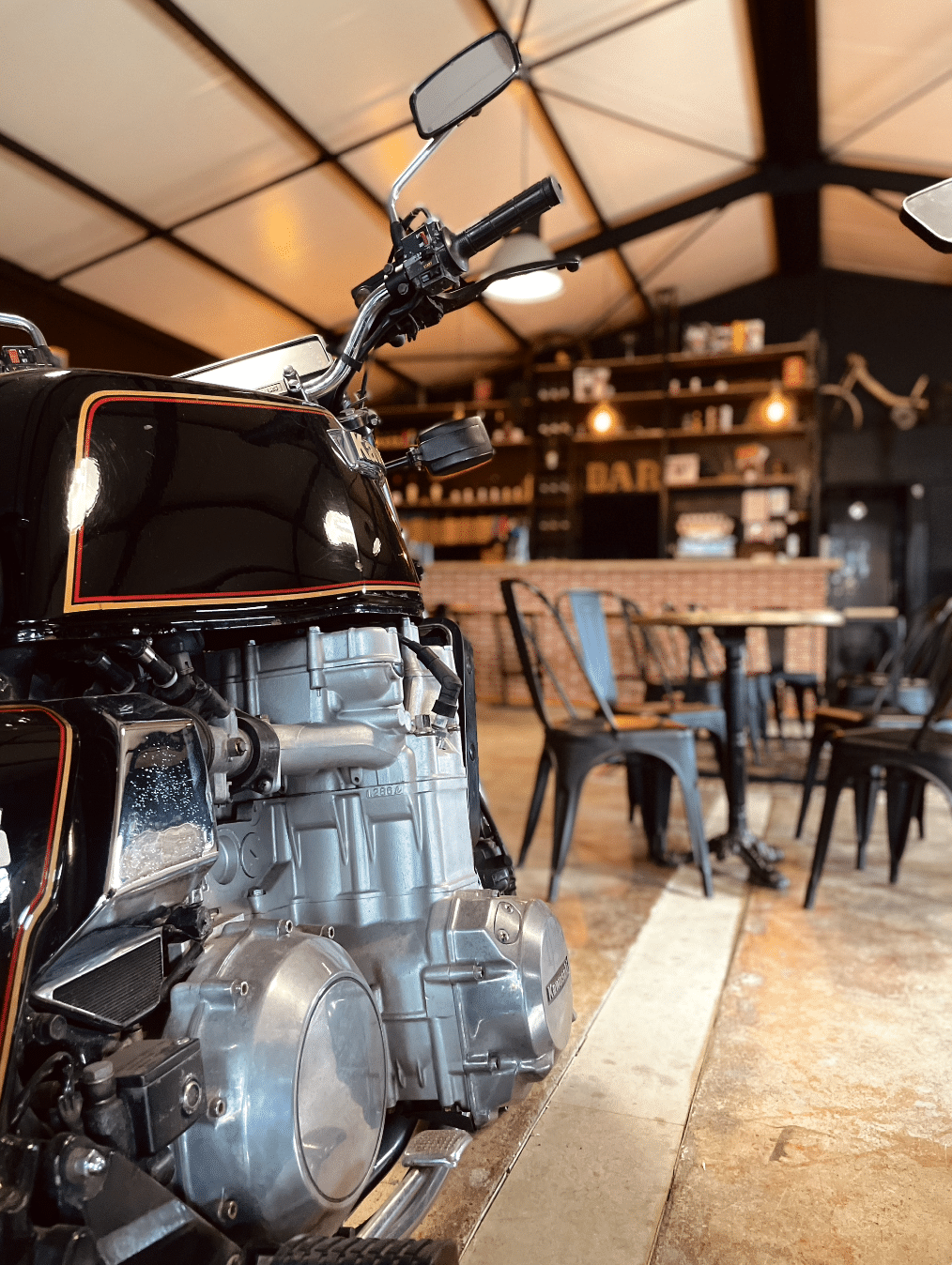 moto dans le hangar