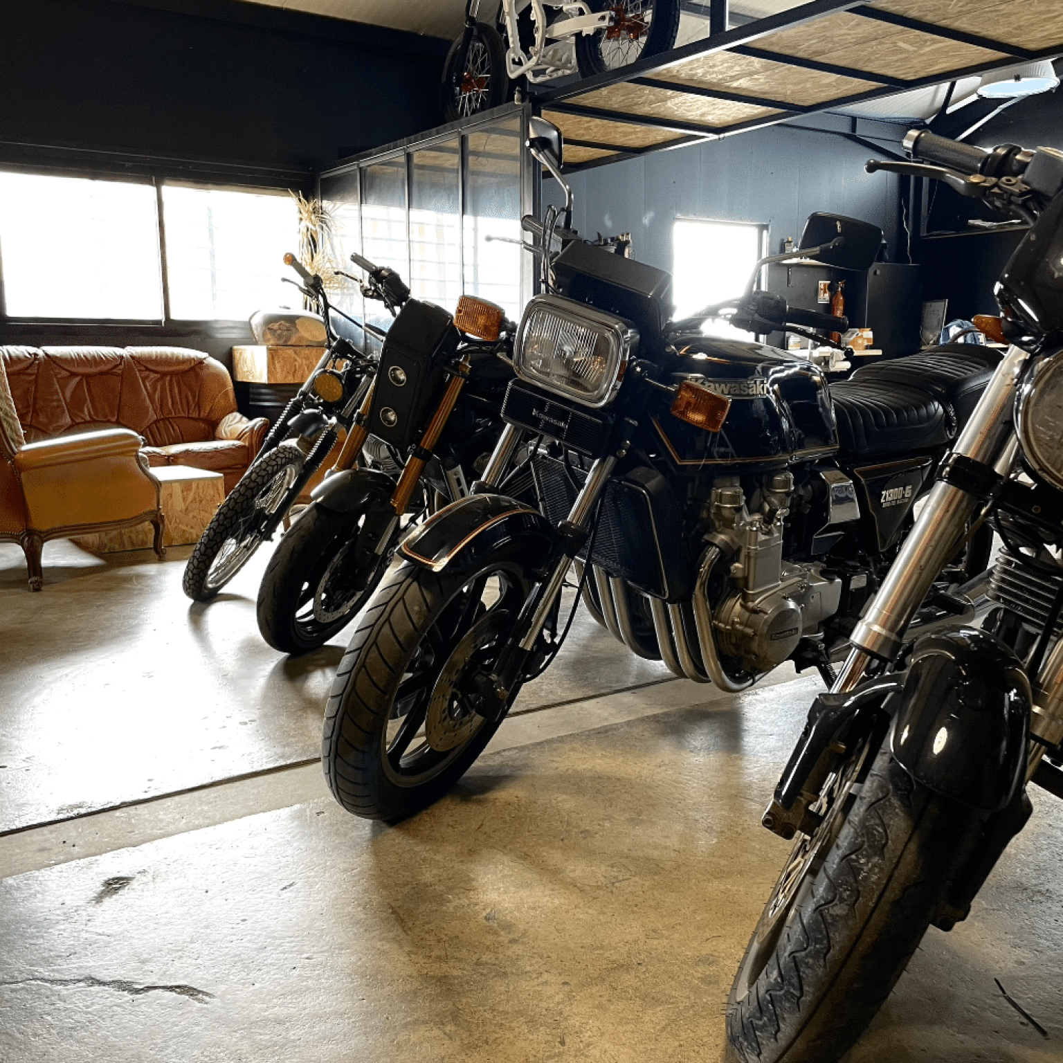 motos entreposées dans le Hangar