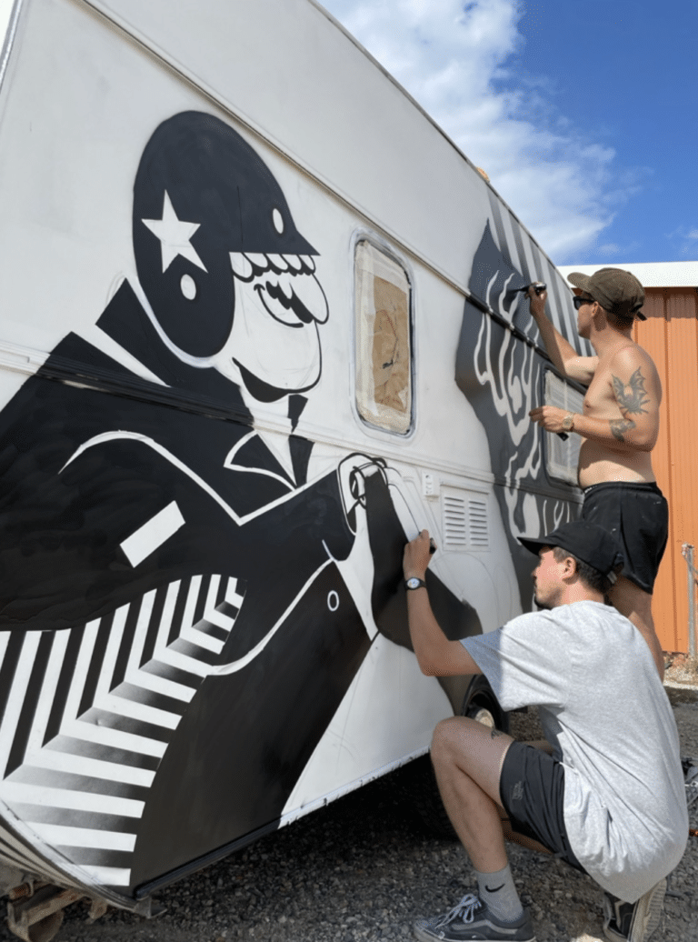 Live painting sur une caravane lors de l'inauguration du Hangar