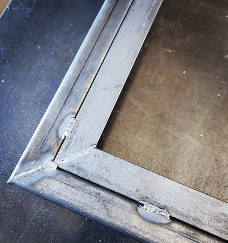 Fabrication d'une porte pour un soubassement
Peinture gris ral 7016
Soudure tig
