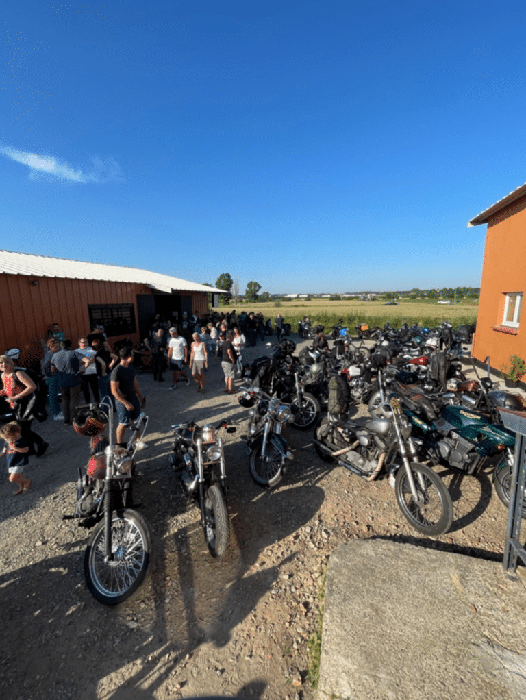 motos entreposées devant le hangar
